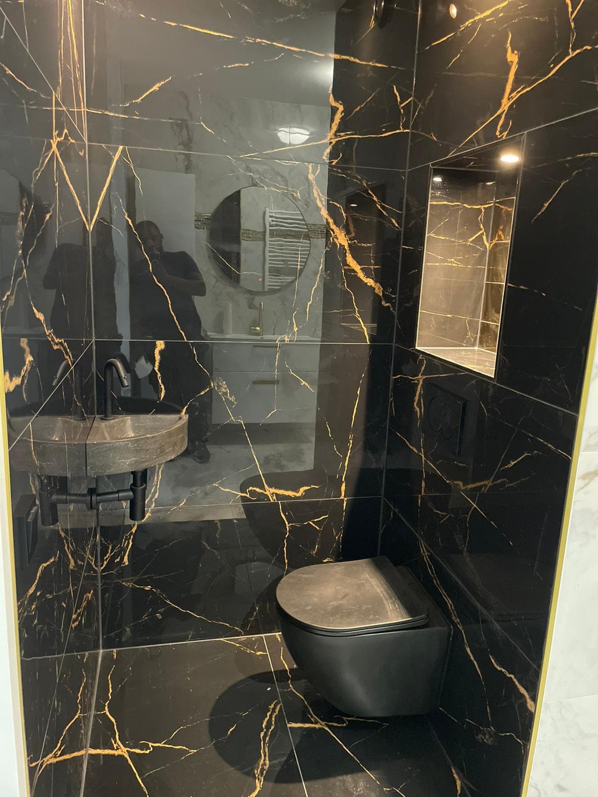 Wandgemonteerd zwart toilet met tegel nis — tegelwerk in Rotterdam door Tjatjus